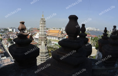 Die Tempelanlage des Wat Arun am Mae Nam Chao Phraya River in der Hauptstadt Bangkok von Thailand in Suedostasien.