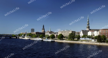 Die Petrikirche und der Fluss Daugava in der Altstadt von Riga der Hauptststadt von Lettland im Baltikum in Osteuropa.  