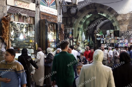 Eine Gasse mit Geschaeften im Souq in der Altstadt der Syrischen Hauptstadt Damaskus