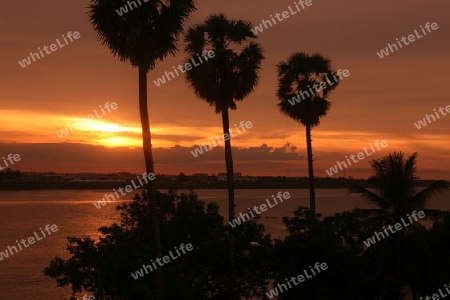 Die Landschaft des Grenzfluss Mekong River in Stadt Tha Khaek in zentral Laos an der Grenze zu Thailand in Suedostasien.