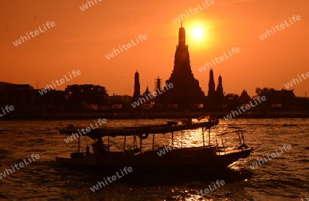 Die Tempelanlage des Wat Arun am Mae Nam Chao Phraya River in der Hauptstadt Bangkok von Thailand in Suedostasien.