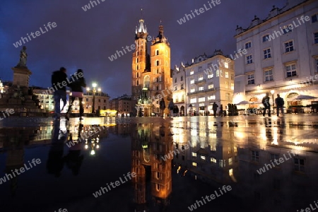 Der Rynek Glowny Platz mit der Marienkirche in der Altstadt von Krakau im sueden von Polen. 