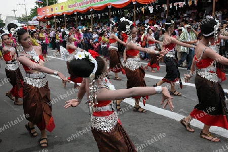 Eine traditionelle Tanz Gruppe zeigt sich an der Festparade beim Bun Bang Fai oder Rocket Festival in Yasothon im Isan im Nordosten von Thailand. 