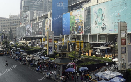 Die Skyline im Stadtgebiet um Pratunam im Zentrum der Hauptstadt Bangkok von Thailand in Suedostasien.