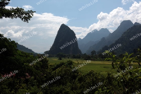 Die Landschaft bei Vang Vieng in der Bergregion der Nationalstrasse 13 zwischen Vang Vieng und Luang Prabang in Zentrallaos von Laos in Suedostasien. 