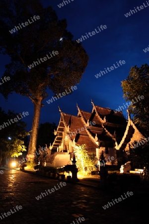 Die Architektur des Wat Chedi Luang Tempel in Chiang Mai im Norden von Thailand.