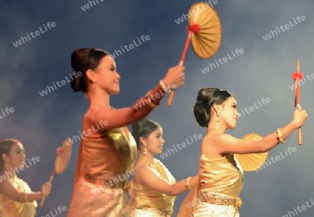 Taenzerinnen bei einem traditionellen Tanz im Santichaiprakan Park am Mae Nam Chao Phraya in der Hauptstadt Bangkok von Thailand in Suedostasien.