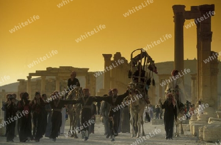 Ein traditionelles Hochzeitsfest in den Ruinen von Palmyra in der Wueste Faydat in Syrien im Mittleren Osten in Arabien.