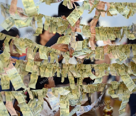 Menschen bei einer Zeremonie mit Geldscheinen in der Tempelanlage des Goldenen Berg in der Hauptstadt Bangkok von Thailand in Suedostasien.