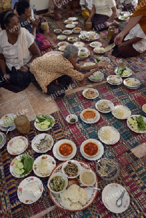 Menschen geniessen das Essen bei einem Familiaeren Fest in der Umgebung von Ubon Ratchathani im nordosten von Thailand in Suedostasien.