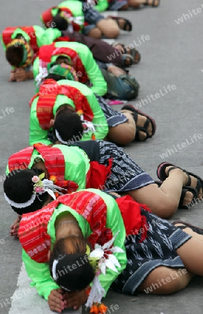 Menschen an der Festparade beim Bun Bang Fai oder Rocket Festival in Yasothon im Isan im Nordosten von Thailand. 