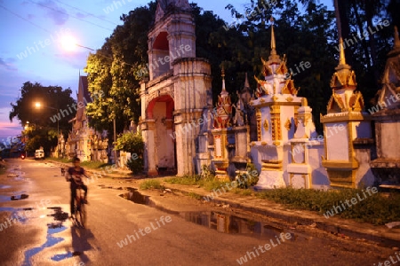 Der Tempel Wat Sainyaphum in der Stadt Savannahet in zentral Laos an der Grenze zu Thailand in Suedostasien.