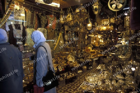 Der Souq oder Markt in der Medina der Altstadt von Aleppo im Norden von Syrien im Nahen Osten.