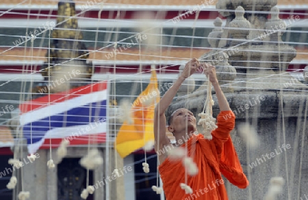 Moenche bei den Vorbereitungen auf die Neujahrsnacht Feier in der Tempelanlage des Wat Pho in der Hauptstadt Bangkok von Thailand in Suedostasien.