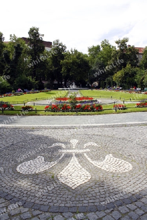 park mit brunnen