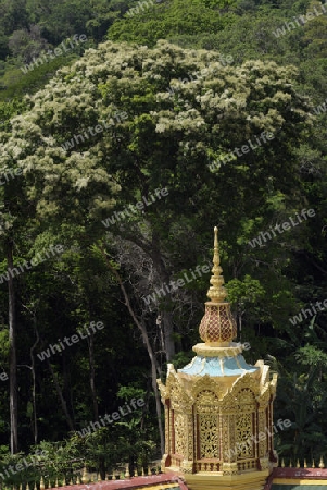 Der Grosse Tempel oder Chedi Phra Maha Chedi Chai Mongkhon auf einem Huegel bei Roi Et in der Provinz Roi Et nordwestlich von Ubon Ratchathani im nordosten von Thailand in Suedostasien.