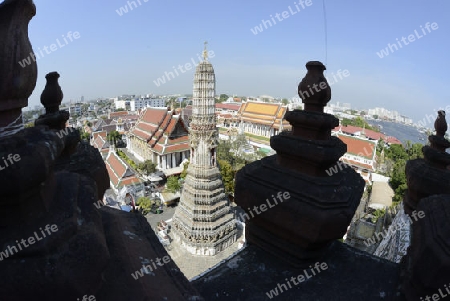 Die Tempelanlage des Wat Arun am Mae Nam Chao Phraya River in der Hauptstadt Bangkok von Thailand in Suedostasien.