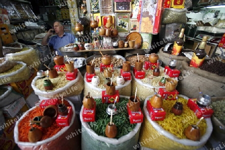 Eine Gasse mit Geschaeften im Souq in der Altstadt der Syrischen Hauptstadt Damaskus