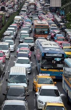 cars  in the city centre at the pratunam aerea in the city of Bangkok in Thailand in Suedostasien.