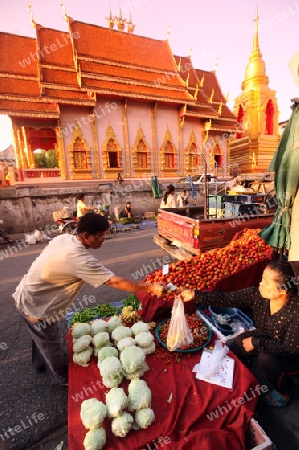 Der Markt vor dem Wat Mung Muang am Morgen in der Altstadt von Chiang Rai in der Provinz chiang Rai im Norden von Thailand in Suedostasien.