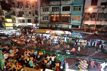 Werbung und das Alltagsleben in der Khao San Road in Bangkok der Hauptstadt von Thailand in Suedostasien.  