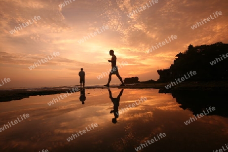 Ein Strand in Pura Tanah Lot im Sueden der Insel Bali in Indonesien in Suedostasien.