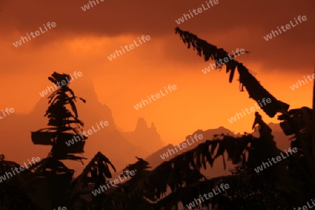 Die Landschaft in der Bergregion beim Dorf Muang Phou Khoun an der Nationalstrasse 13 zwischen Vang Vieng und Luang Prabang in Zentrallaos von Laos in Suedostasien.  