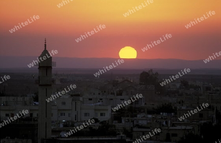 Sonnenuntergang ueber der Altstadt von Bosra im Sueden von Syrien im Mittleren Osten in Arabien.