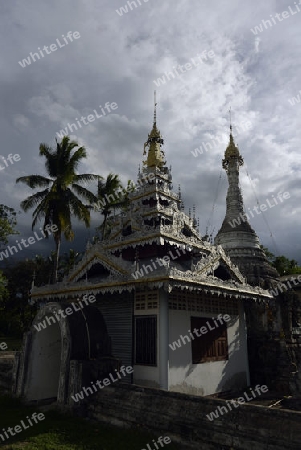 Der Tempel Wat Jong Kham und Jong Klang am See Nong Jong Kham im Dorf Mae Hong Son im norden von Thailand in Suedostasien.