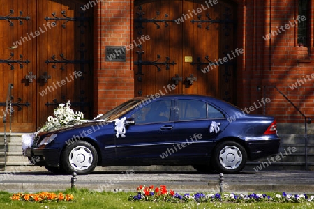 hochzeitswagen vor einer kirche