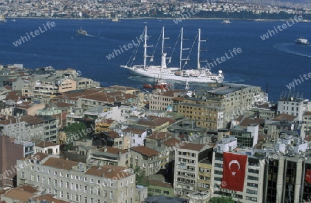 Die Skyline von Galatasaray auf den Bosphorus in Istanbul in der Tuerkey.