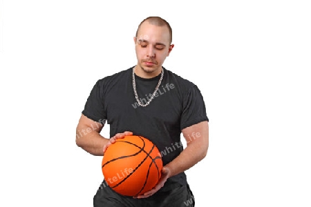 Junger Mann mit Basketball auf weissem Hintergrund