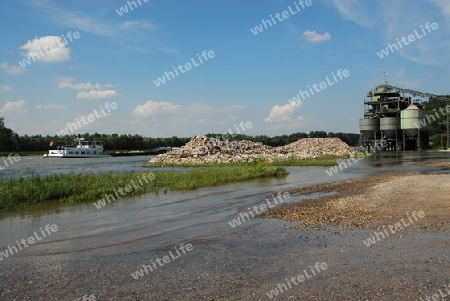 Bauschutt-Receyclingwerk am Rhein