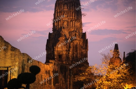 Der Wat Ratburana Tempel in der Tempelstadt Ayutthaya noerdlich von Bangkok in Thailand.