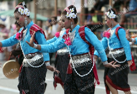 Eine traditionelle Tanz Gruppe zeigt sich an der Festparade beim Bun Bang Fai oder Rocket Festival in Yasothon im Isan im Nordosten von Thailand. 