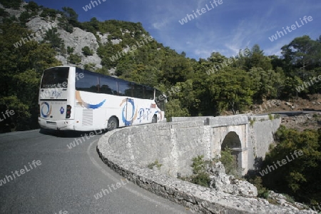 Ein Tour Bus in den Bergen bei Alcuida  im Osten der Insel Mallorca einer der Balearen Inseln im Mittelmeer.   