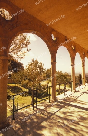 Der Innenhof des Kloster Santuari de la Mare de Deu de Cura auf dem Berg Puig de Randa im Zentrum der Insel Mallorca einer der Balearen Inseln im Mittelmeer.   