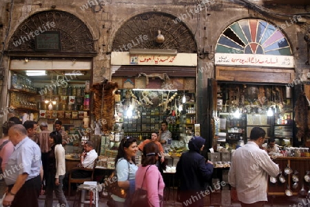 Eine Gasse mit Geschaeften im Souq in der Altstadt der Syrischen Hauptstadt Damaskus