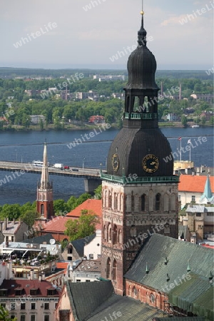 Die Altstadt mit der Vansu Bruecke und dem Dom sowie dem Fluss Daugava aus Sicht der Aussichtsterasse des Sozialistischen Hochhaus Akademie der Wissenschaften im Stadtteil Little Moskow in Riga, Lettland  