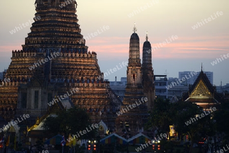 Die Tempelanlage des Wat Arun am Mae Nam Chao Phraya River in der Hauptstadt Bangkok von Thailand in Suedostasien.