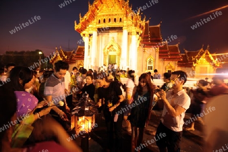 Die Tempelanlage des Wat Benchamabophit bei einer Religioesen Zeremonie in Bangkok der Hauptstadt von Thailand in Suedostasien. 