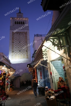 Afrika, Nordafrika, Tunesien, Tunis
Die Grosse Moschee Zaytouna mit einer Marktgasse in der Medina oder  Altstadt der Tunesischen Hauptstadt Tunis. 





