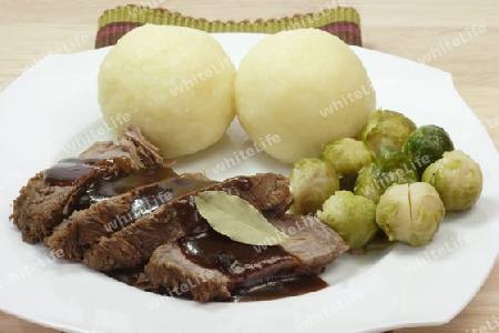 Rinderbraten mit Kartoffelknoedel und Rosenkohl