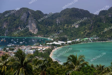 The view from the Viewpoint on the Town of Ko PhiPhi on Ko Phi Phi Island outside of the City of Krabi on the Andaman Sea in the south of Thailand. 