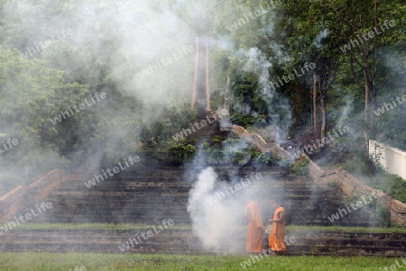 Der untere Teil des Tempel Wat Phra That Doi Kong Mu ueber dem Dorf Mae Hong Son im norden von Thailand in Suedostasien.