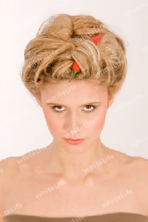 Blonde junge Frau mit Chili im Haar und Paprika / Blonde young woman with hair in chili peppers and Parika