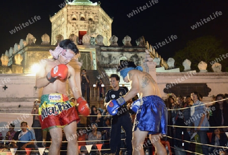 Thai Boxer oder Muay Thai kaempfer bei einem Showkampf vor dem Fort Sumen bei einem Fest im Santichaiprakan Park am Mae Nam Chao Phraya in der Hauptstadt Bangkok von Thailand in Suedostasien.