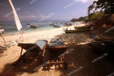 Ein Strand in Jungutbatu Beach im westen der kleinen Insel Nusa Lembongan im osten der Insel Bali in Indonesien in Suedostasien.