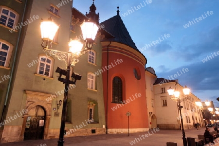 Der Maly Rynek Platz mit der Marienkirche in der Altstadt von Krakau im sueden von Polen. 