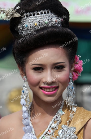 Eine traditionelle Tanz Gruppe zeigt sich an der Festparade beim Bun Bang Fai oder Rocket Festival in Yasothon im Isan im Nordosten von Thailand. 